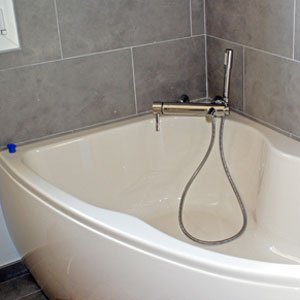 Installation de baignoire d'angle